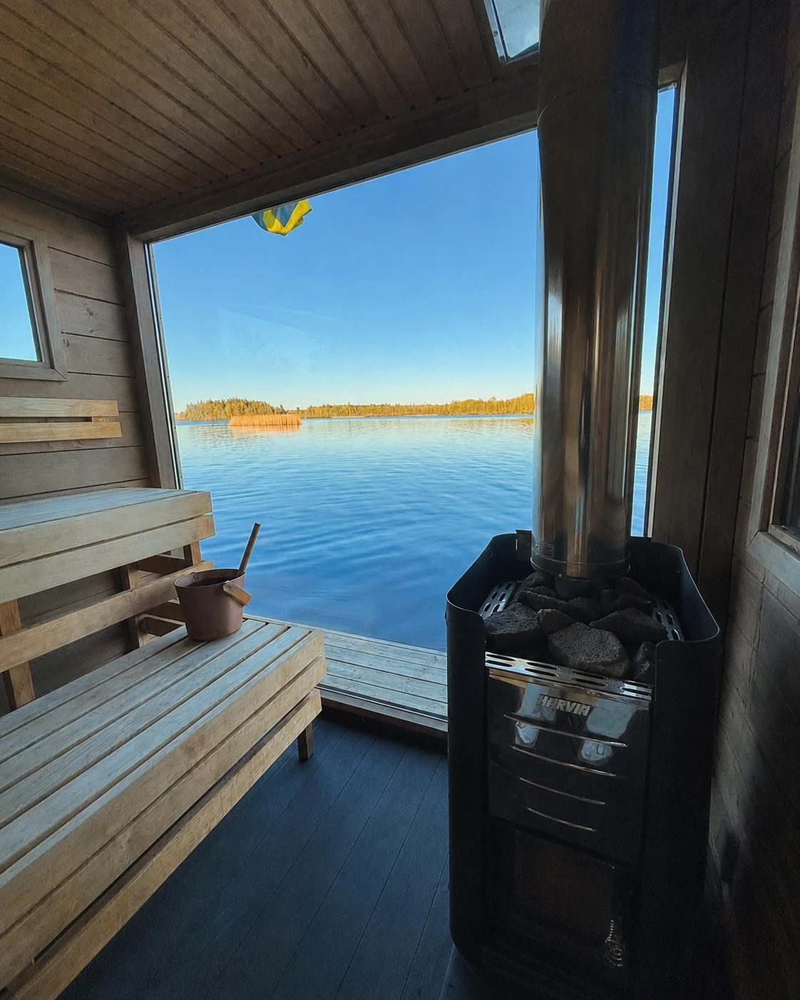 Vedeldad bastu vid sjön Möckeln