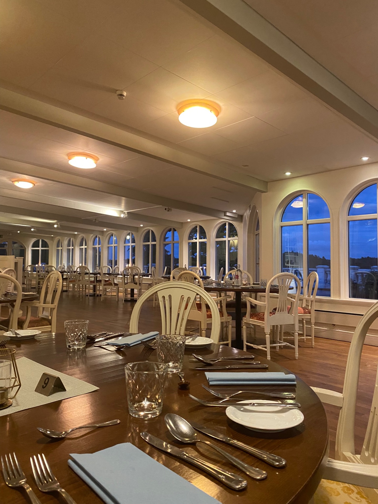 Dukat bord i restaurangen på Möckelsnäs Herrgård
